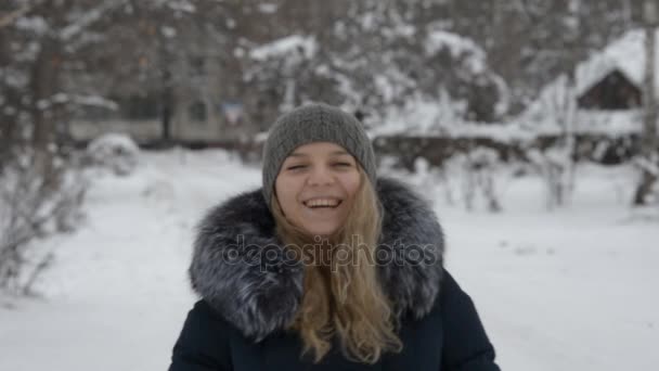 Vacker Flicka Stående Rörelse Vinter — Stockvideo