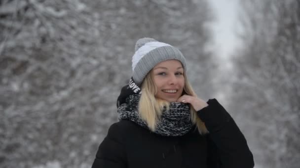 冬天一个年轻的女孩在户外表演 — 图库视频影像