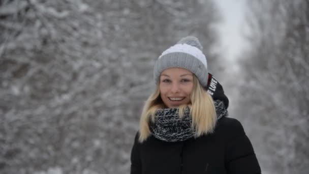 Una Joven Actúa Aire Libre Invierno — Vídeo de stock