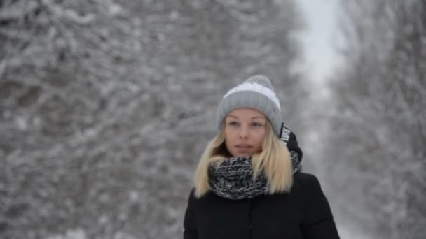 Mladá dívka se chová venku v zimě - Stock záběr