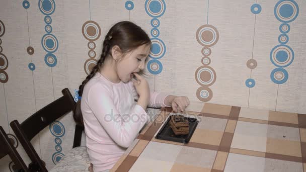 Dziecko Zjada Pie Chciwości Jedzenie Ciasto — Wideo stockowe