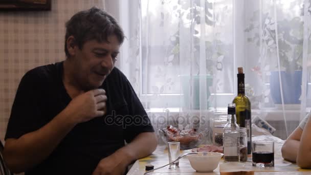 Οικογένεια Είναι Στο Σπίτι Πίνοντας Κρασί Και Βότκα — Αρχείο Βίντεο