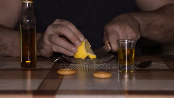 Alcoholismo Hombre Bebedor Solitario Enojado — Vídeos de Stock