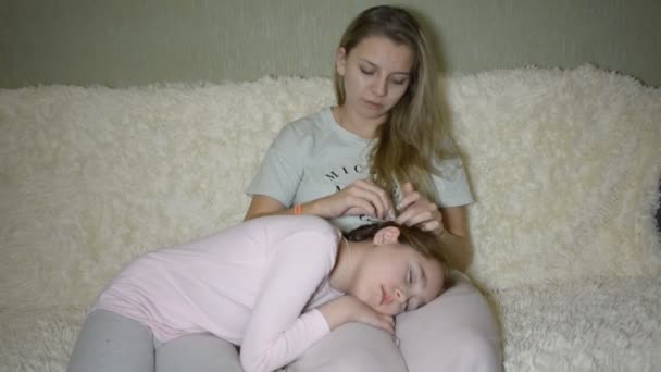 Рыжая сучка вылизала попку своей подружки