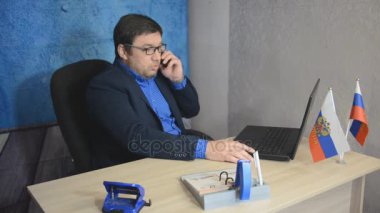 işadamı metin yazarak laptop ile masada oturan gözlüklü