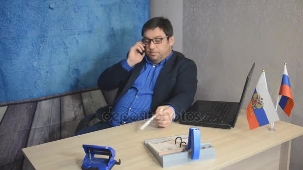 Empresário Falando Telefone Enquanto Olha Para Documentos — Vídeo de Stock