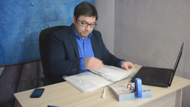 Geschäftsmann Mit Brille Sitzt Mit Laptop Tisch Und Tippt Text — Stockvideo