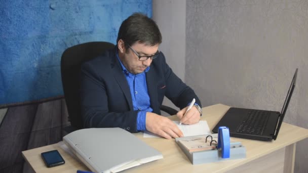 Işadamı Gözlüklü Sol Eliyle Bir Sözleşme Imzaladı — Stok video