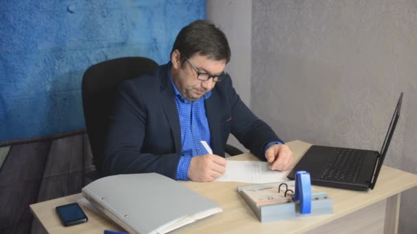 Geschäftsmann Mit Brille Sitzt Mit Laptop Tisch Und Tippt Text — Stockvideo