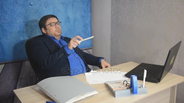 Homme Affaires Dans Des Lunettes Assis Table Avec Ordinateur Portable — Video