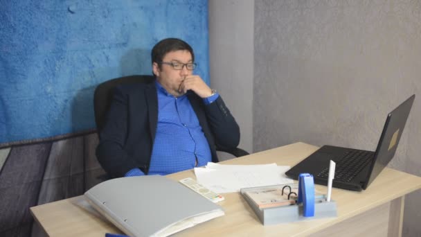 Geschäftsmann Mit Brille Sitzt Mit Laptop Tisch Und Tippt Text — Stockvideo