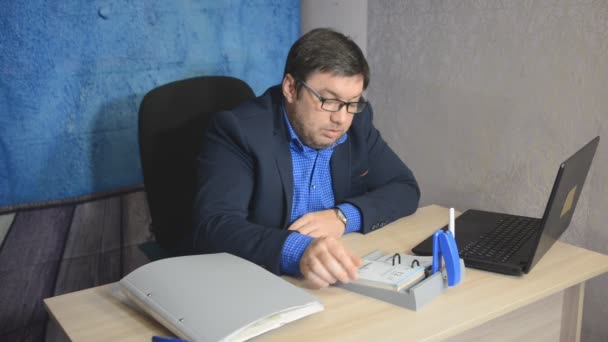 Işadamı Metin Yazarak Laptop Ile Masada Oturan Gözlüklü — Stok video