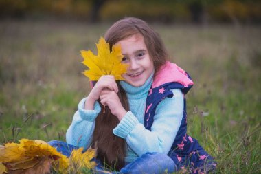 bir çocuk bir buket çiçekler, yapraklar, sonbahar