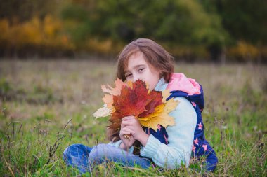 bir çocuk bir buket çiçekler, yapraklar, sonbahar