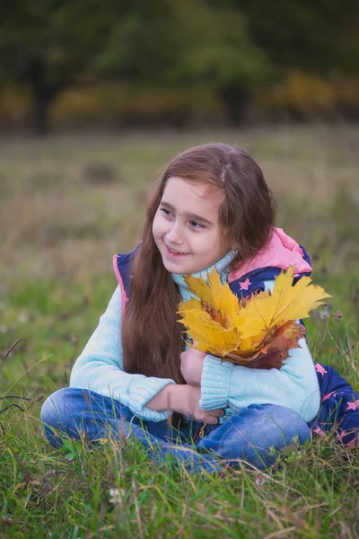 Ребенок Букетом Цветов Листьев Осенью — стоковое фото