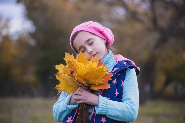 Дитина Букетом Квітів Листя Осені — стокове фото
