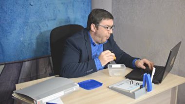 işadamı metin yazarak laptop ile masada oturan gözlüklü