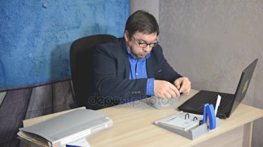 işadamı metin yazarak laptop ile masada oturan gözlüklü