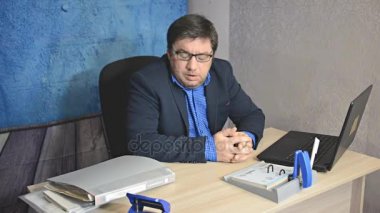 işadamı metin yazarak laptop ile masada oturan gözlüklü