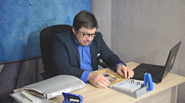 işadamı metin yazarak laptop ile masada oturan gözlüklü