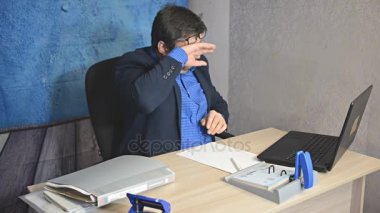 işadamı metin yazarak laptop ile masada oturan gözlüklü