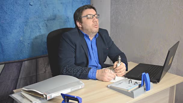 Podnikatel Brýlích Sedí Stolu Notebookem Psaní Textu — Stock video