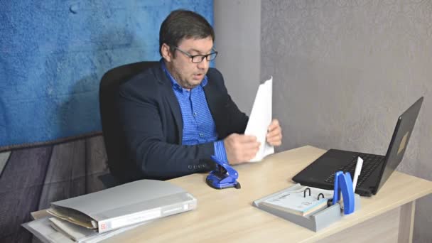Homem Negócios Óculos Sentado Mesa Com Laptop Digitando Texto — Vídeo de Stock