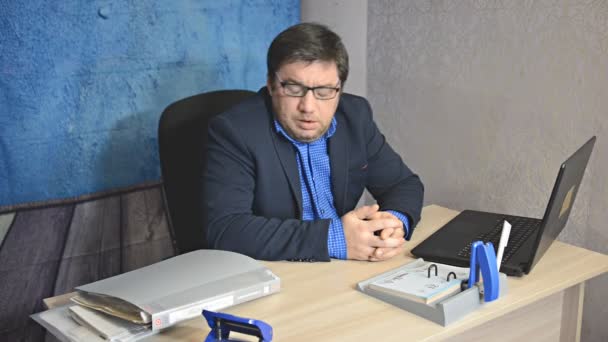 Biznesmen Okularach Siedzący Przy Stole Laptopa Wpisując Tekst — Wideo stockowe