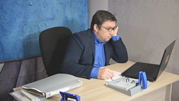 Zakenman Glazen Aan Tafel Zitten Met Laptop Typen Van Tekst — Stockvideo