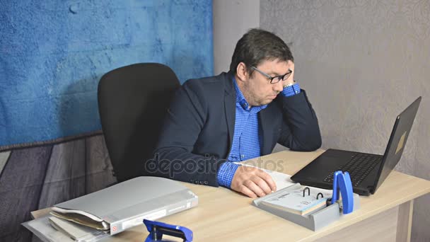 Homem Negócios Óculos Sentado Mesa Com Laptop Digitando Texto — Vídeo de Stock