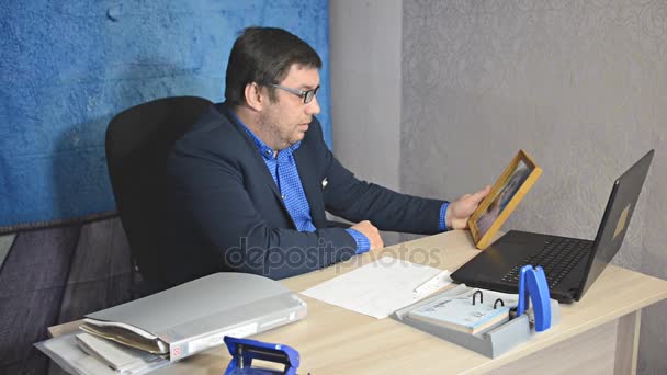 戴着眼镜的生意人坐在桌上用笔记本打字文字 — 图库视频影像