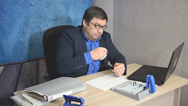 Hombre Negocios Gafas Sentado Mesa Con Texto Escritura Portátil — Vídeo de stock