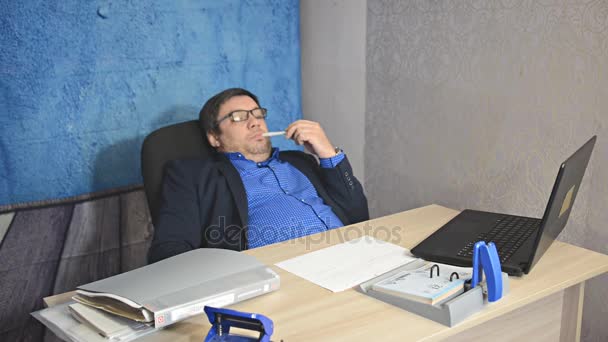 Homme Affaires Dans Des Lunettes Assis Table Avec Ordinateur Portable — Video