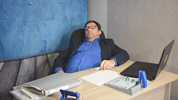 Уставший Бизнесмен Работе Хочет Спать — стоковое видео