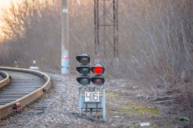 Semafor demiryolu trafik ışığı kırmızı. turn'de yasaklayan sinyal raylar mesafe içine çekilmek