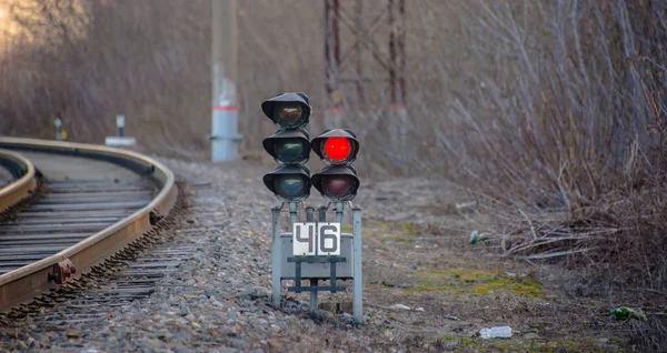 鉄道のセマフォ 信号は赤です ターン禁止信号レールが遠くに退く — ストック写真