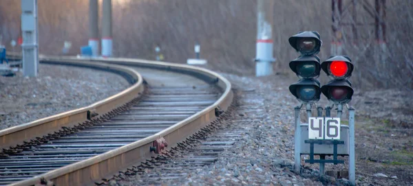 鉄道のセマフォ 信号は赤です ターン禁止信号レールが遠くに退く — ストック写真
