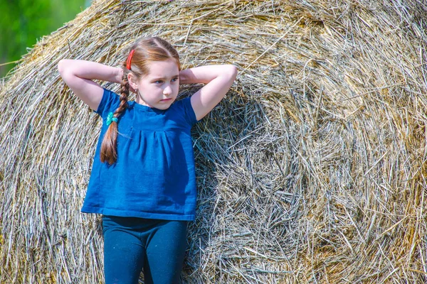 Egy Lány Egy Gyermek Pigtailek Vörös Hajú Játszott Haystacks Mezőben — Stock Fotó