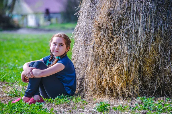 Dívka Dítě Copánky Červené Vlasy Hrát Poblíž Stohy Poli Vesnici — Stock fotografie