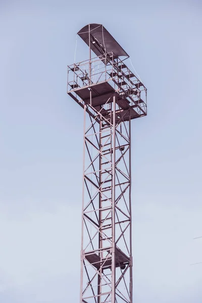 Torre di avvistamento su sfondo cielo — Foto Stock