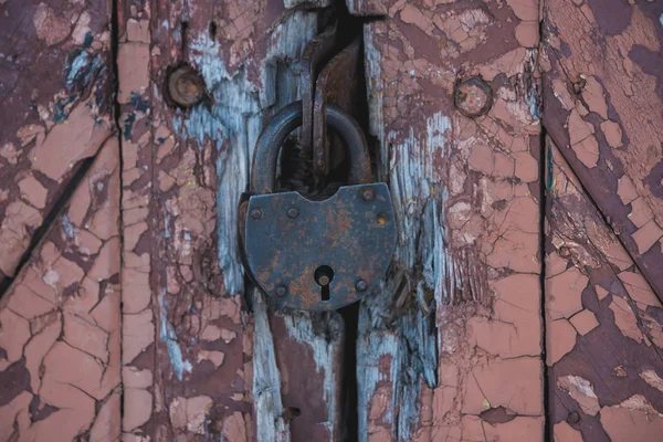 Grange Lock On Wooden Door — Stock Photo, Image