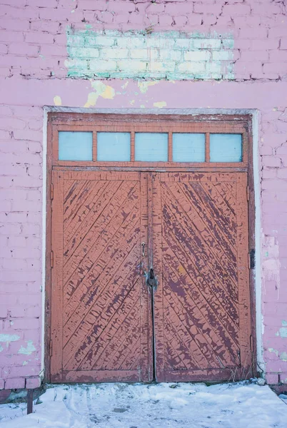 Door of an old abandoned barn — Stock Photo, Image