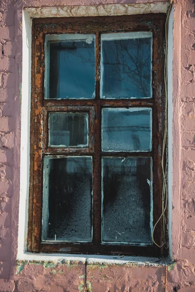 Old window of an abandoned house in the village — Stock Photo, Image