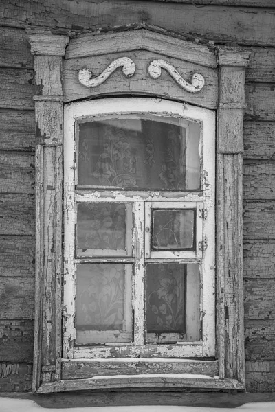 Eski oyma pencere , gri — Stok fotoğraf
