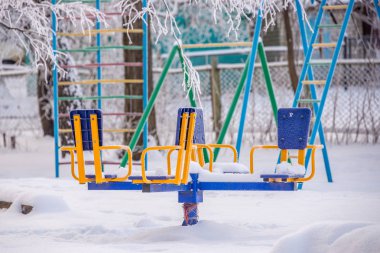 Çocuk salıncak atlıkarınca kış house civarındaki Bahçesi