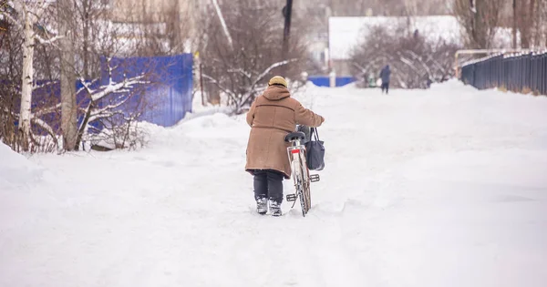 자전거와 여자도로 겨울에는 — 스톡 사진