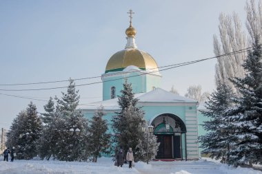 Rusya, Chaplygin, Ranenburg, 25 Ocak. Tapınak Kilisesi Christian Katolik Kilisesi yakınlarındaki insanlar