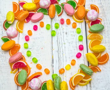 çerçeve kalp şeklinde şeker arka planda