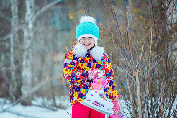 孩子在冬天骑溜冰鞋 — 图库照片