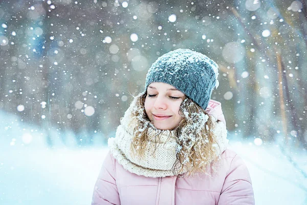 Girl in the Woods snowfall — Stock Photo, Image